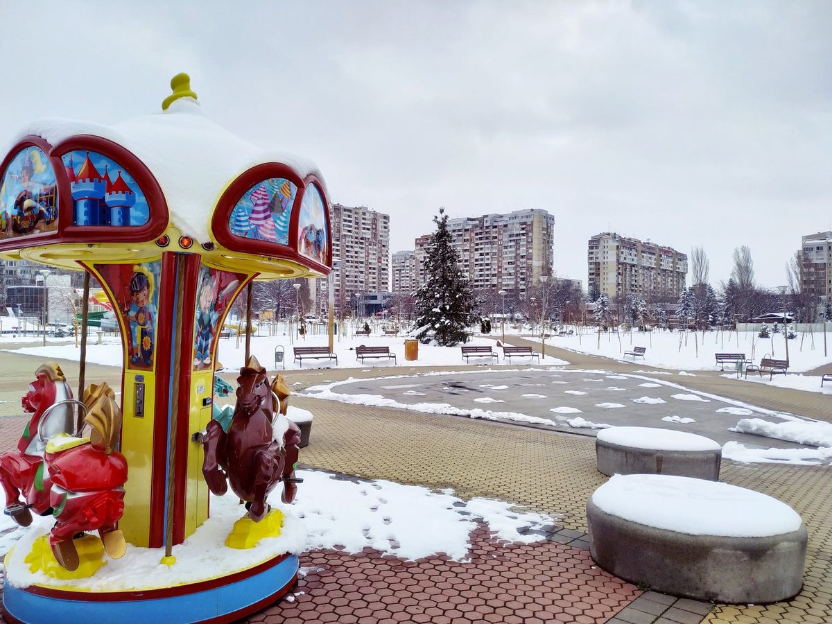 A walk through the apocalyptic park (again), now covered in white